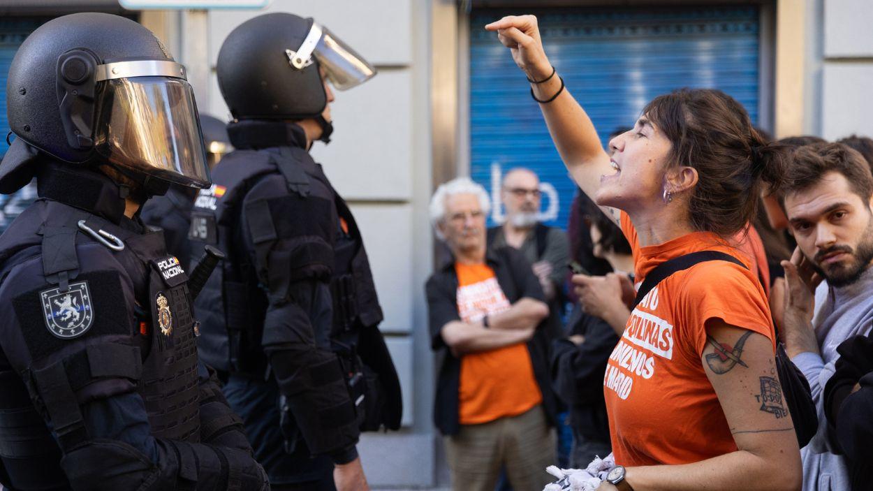 Manifestante contra el desahucio de Maricarmen. EP