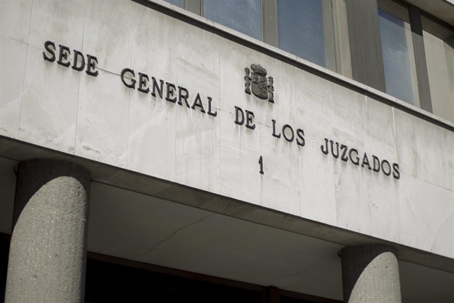 Detalle de la fachada de la sede de los juzgados de Plaza de Castilla