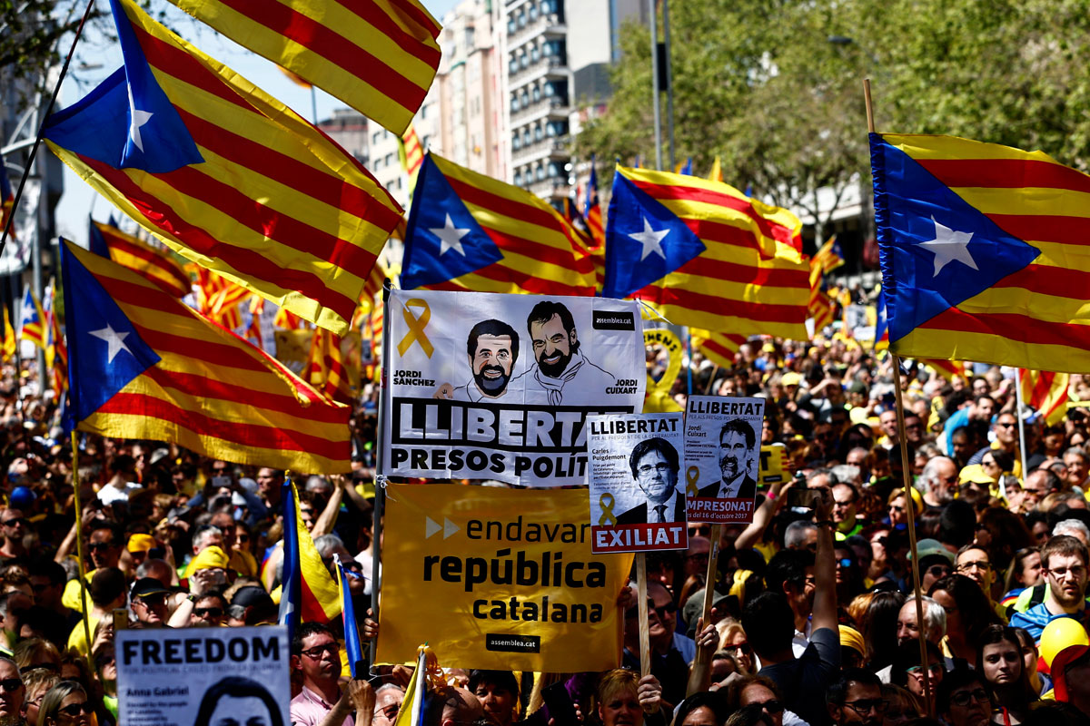 Un momento de la multitudinaria marcha del domingo en Barcelona coincidiendo con los 6 meses del ingreso en prisión de Jordi Cuixart y Jordi Sánchez.
