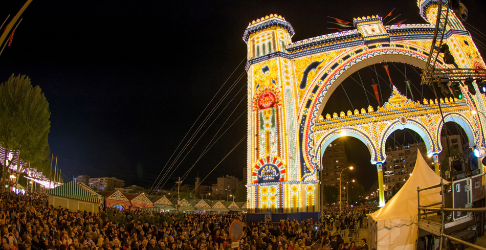 La Feria de Abril de Sevilla ha comenzado tras el tradicional encendido del "alumbrao"