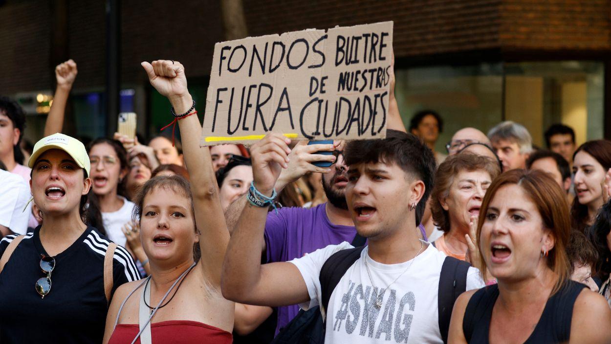 Numerosas personas se concentran en apoyo a Maricarmen, la mujer de 87 desahuciada en la capital, a 23 de septiembre de 2026, en Madrid (España). EP