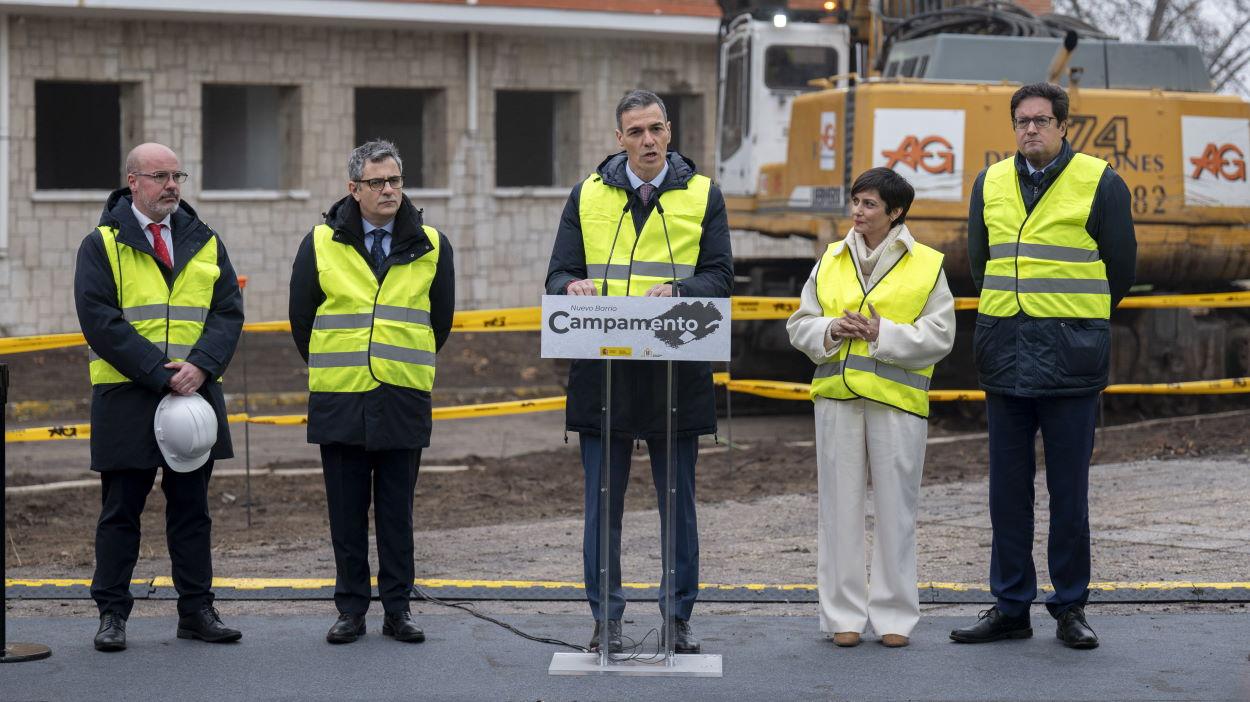 De izquierda a derecha: el delegado del Gobierno en Madrid, Francisco Martín; el ministro de la Presidencia, Félix Bolaños; el presidente del Gobierno, Pedro Sánchez; la ministra de Vivienda, Isabel Rodríguez; y el ministro para la Transformación Digital, Óscar López, durante un acto de vivienda. EP.