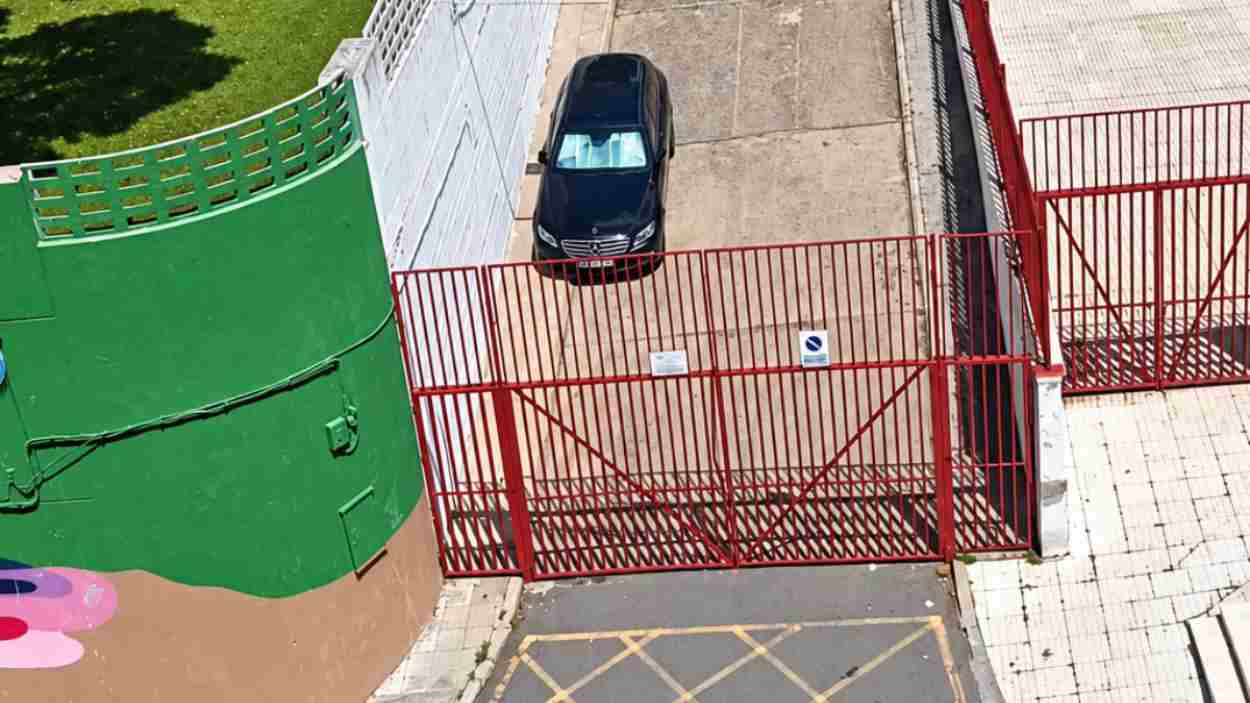 Imagen en la que se puede observar el vehículo del concejal aparcado dentro de las instalaciones públicas de la piscina 'María Luisa Cabañero' de Puertollano. EP.