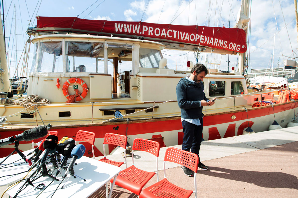 El fundador y director de la ONG Proactiva Open Arms, Oscar Camps (c), en el puerto de Badalona (Barcelona)