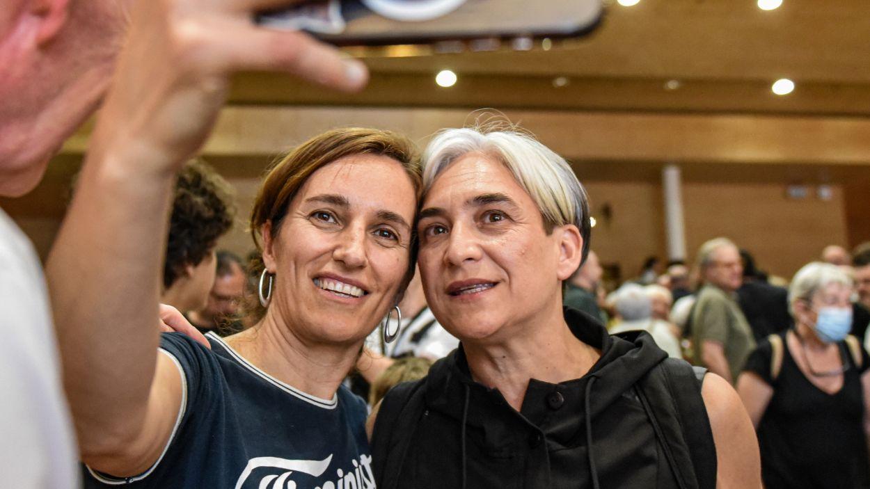 La ministra de Sanidad, Mónica García, y la exalcaldesa de Barcelona Ada Colau. EP