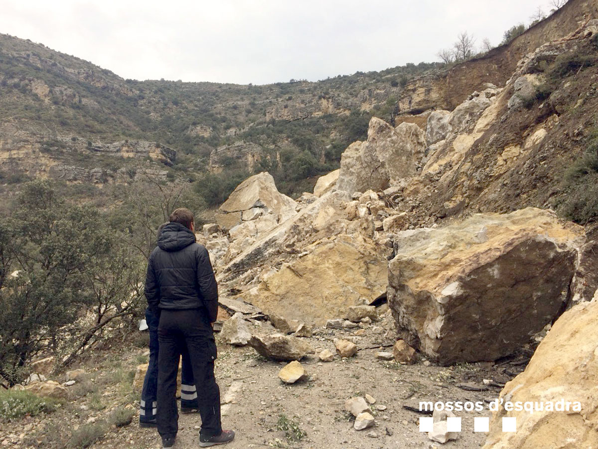 Algunas de las rocas que han caído a causa del desprendimiento en Castell de Mur