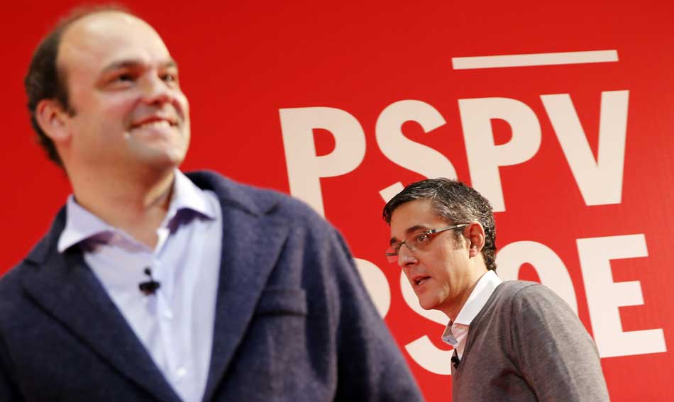 El diputado Eduardo Madina y el economista José Carlos Díez en su rueda de prensa.