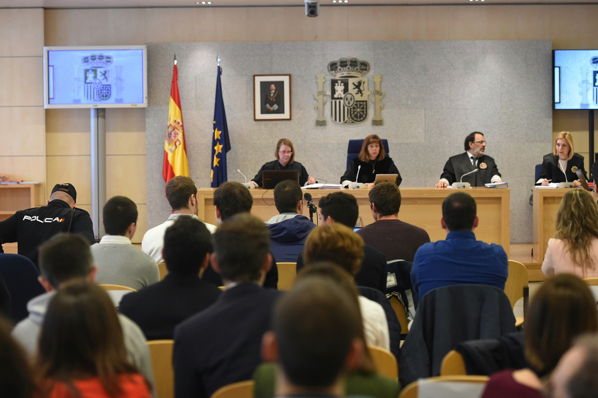 Juicio a los ocho acusados de agredir a dos guardias civiles y sus parejas en octubre de 2016 en la localidad navarra de Alsasua