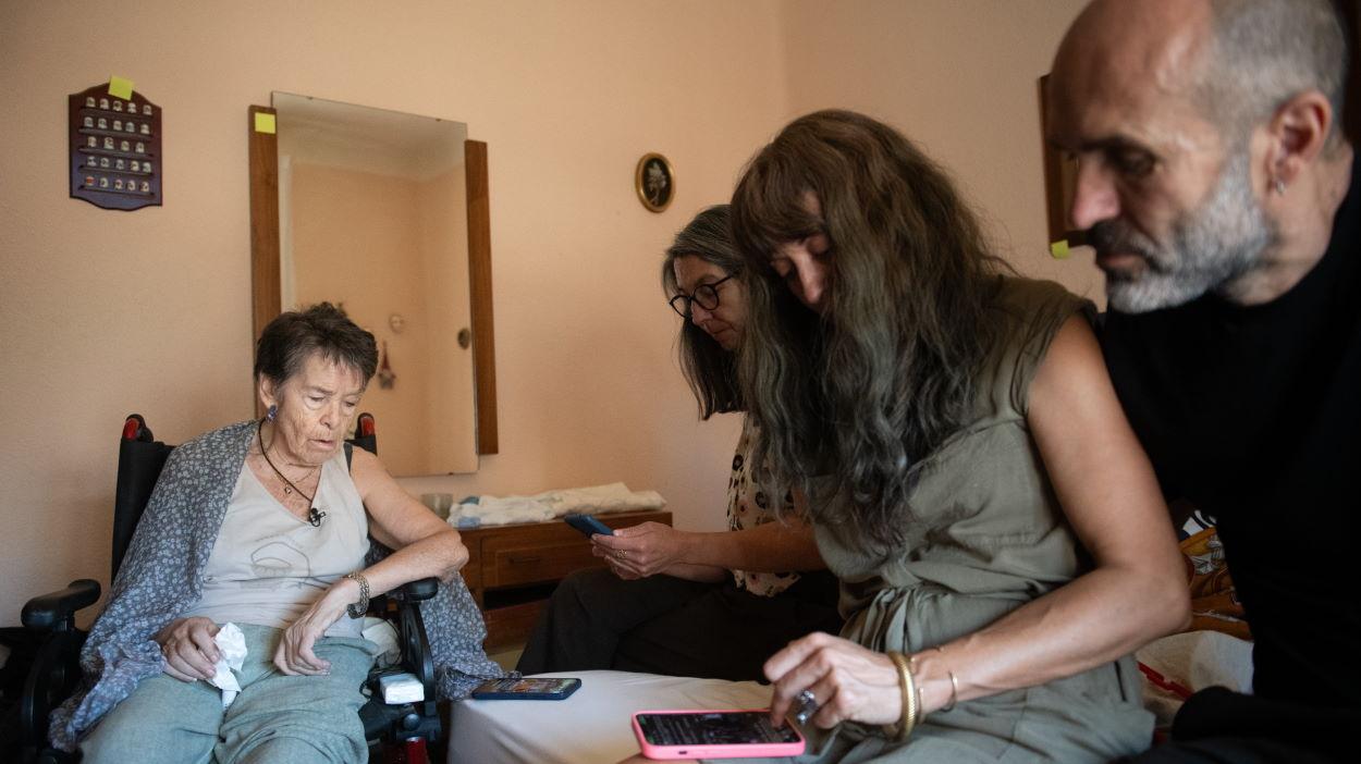 Imagen de Maricarmen junto a sus familiares, minutos antes de ser desahuciada. Fernando Sánchez/EP.