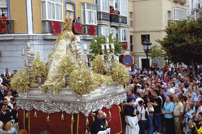 Procesión de la Virgen del rosario por el casco antiguo de Cádiz.