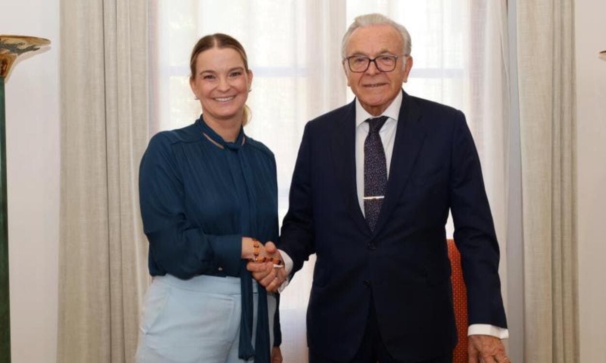La presidenta del Gobierno de las Islas Baleares, Margalida Prohens, y el presidente de la Fundación ”la Caixa”, Isidro Fainé, en la firma del acuerdo que refuerza la colaboración entre ambas instituciones. © Fundación ”la Caixa”