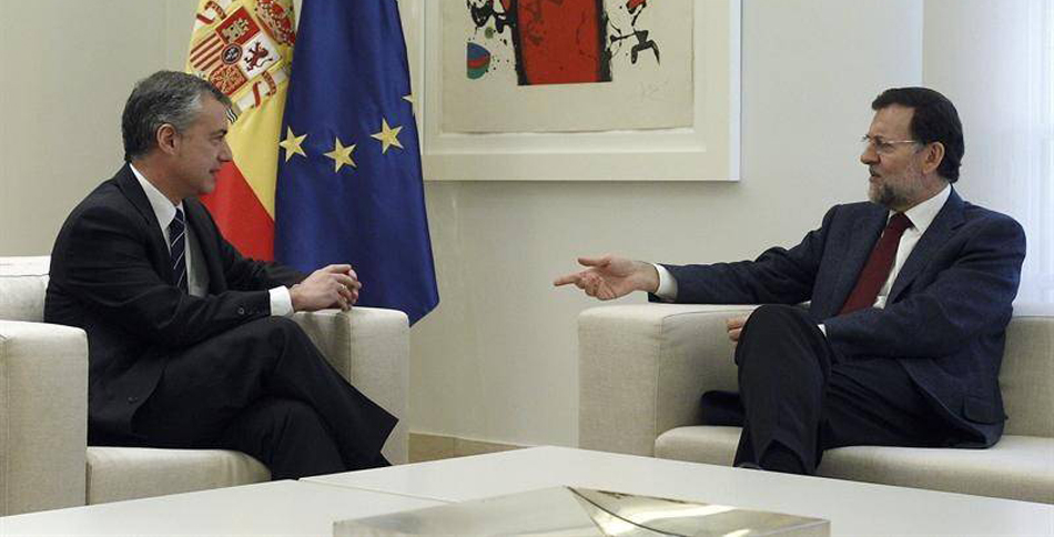 El presidente del Gobierno, Mariano Rajoy, junto al lehendakai, Iñigo Urkullu