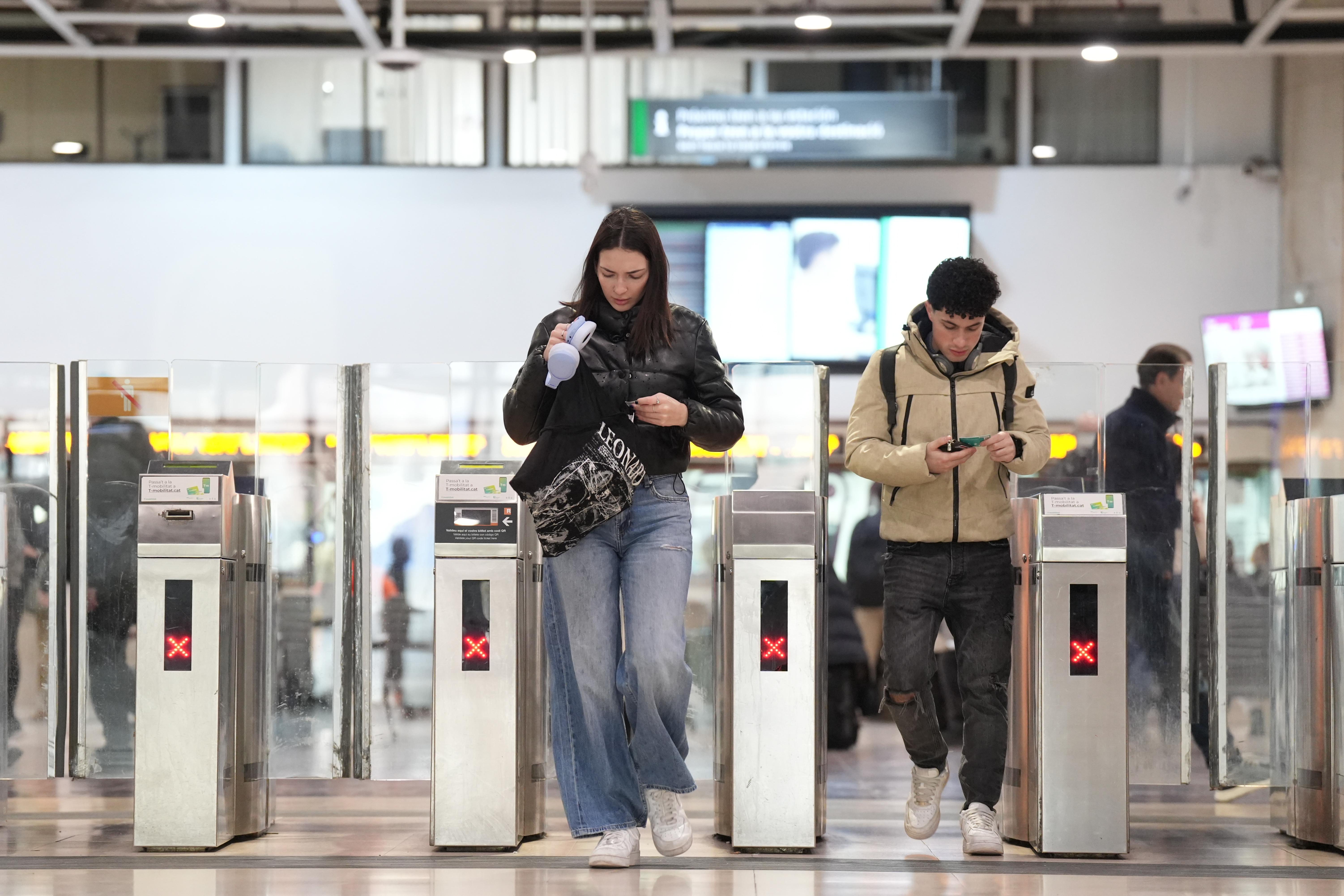Usuarios de Rodalies en la estación de Sants. David Zorrakino / EP