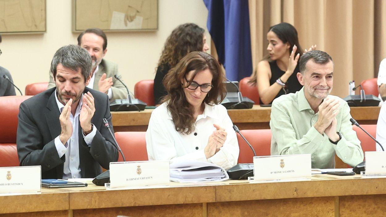 Los ministros Ernest Urtasun y Mónica García, y el coordinador federal de Izquierda Unida, Antonio Maíllo, en una reunión de Sumar en el Congreso. EP