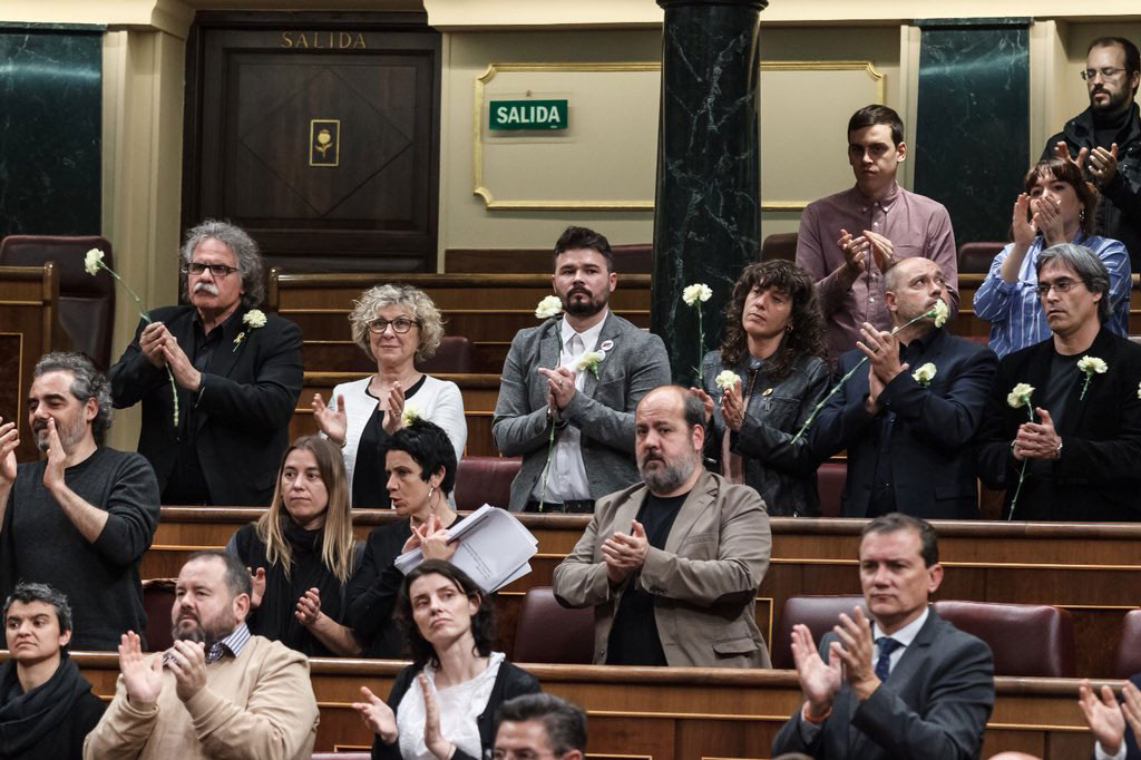 Los diputados y senadores de ERC y PDeCAT con claveles amarillos tras el discurso del presidente del Portugal