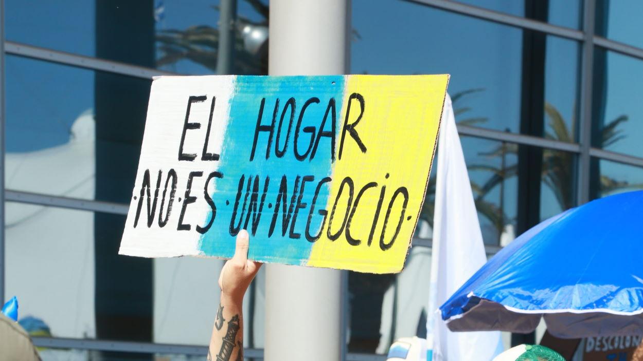 Imagen de un cartel de una manifestación celebrada en Canarias. EPArchivo.