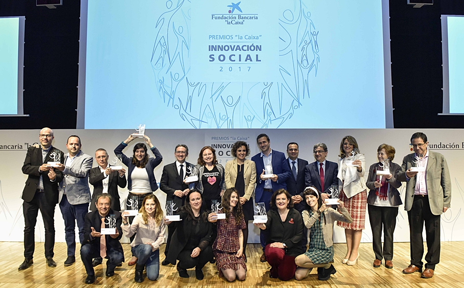 Imagen de todos los premiados, en total 10 ganadores y 4 áccesits, en la convocatoria de Obra Social "la Caixa".