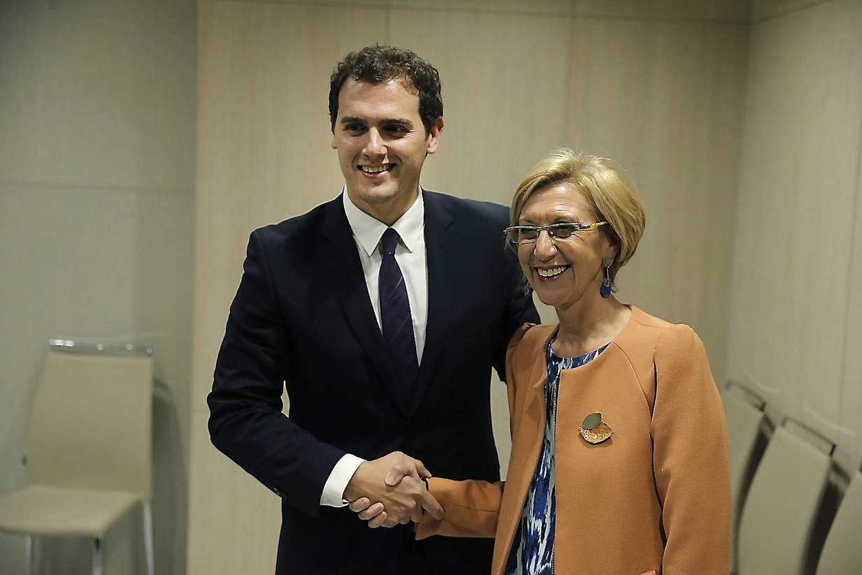 Albert Rivera saluda a Rosa Díez. 