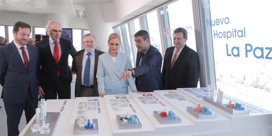 La presidenta madrileña, Cristina Cifuentes, y el consejero de Sanidad (2 i) ante el proyecto del nuevo Hospital 12 Octubre