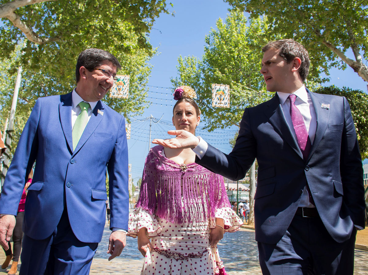 El presidente de Ciudadanos, Albert Rivera (d), junto al líder de su partido en Andalucía, Juan Marín (i), durante su visita la Feria de Abril de Sevilla. 