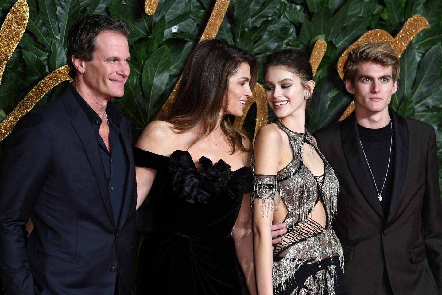 Presley Gerber junto a su hermana Kaia y sus padres 1 240926 Presley Gerber junto a su hermana Kaia y sus padres 1 240926