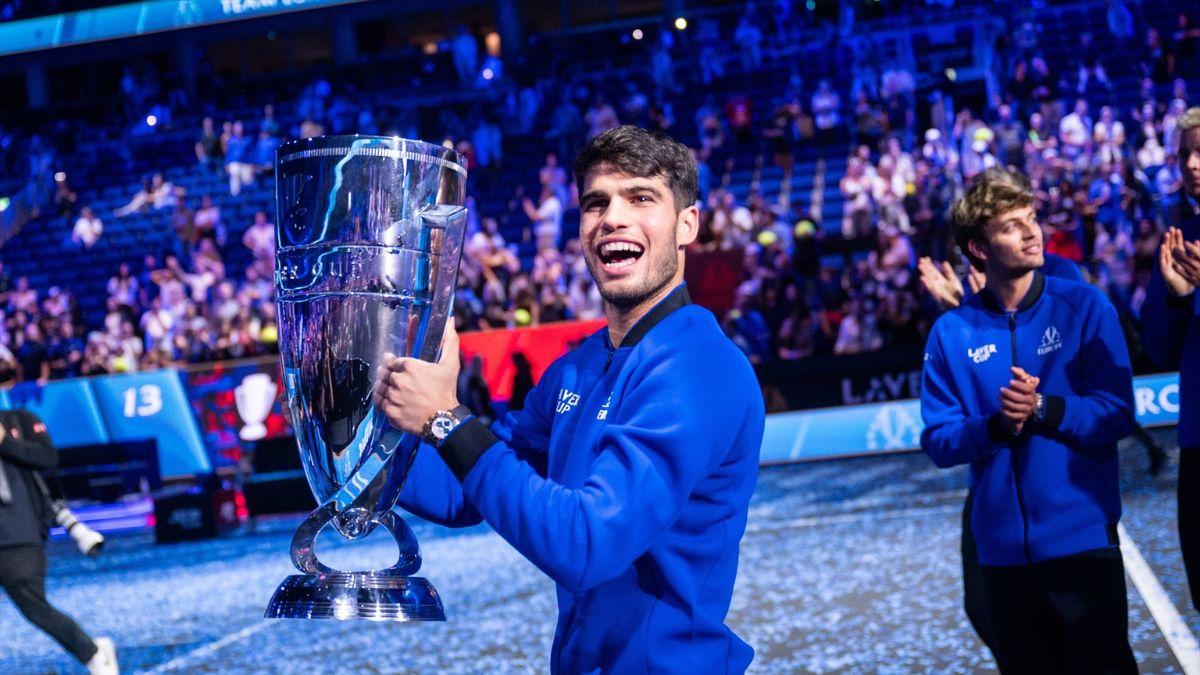 Carlos Alcaraz alzando el trofeo de la Laver Cup| EP
