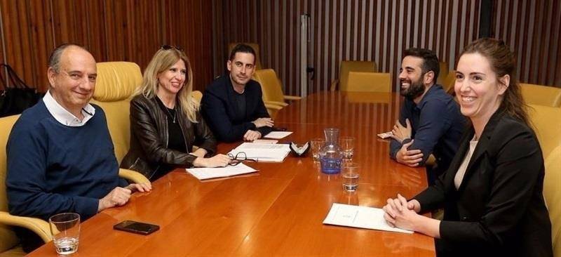 Imagen de la reunión de ayer entre el PSOE y Nerea Belmonte (derecha), que acabó sin acuerdo