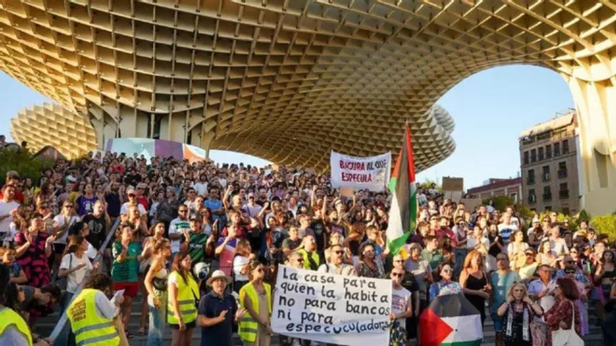 Concentración en Sevilla en apoyo a Maricarmen / Sindicato de Inquilinas de Sevilla