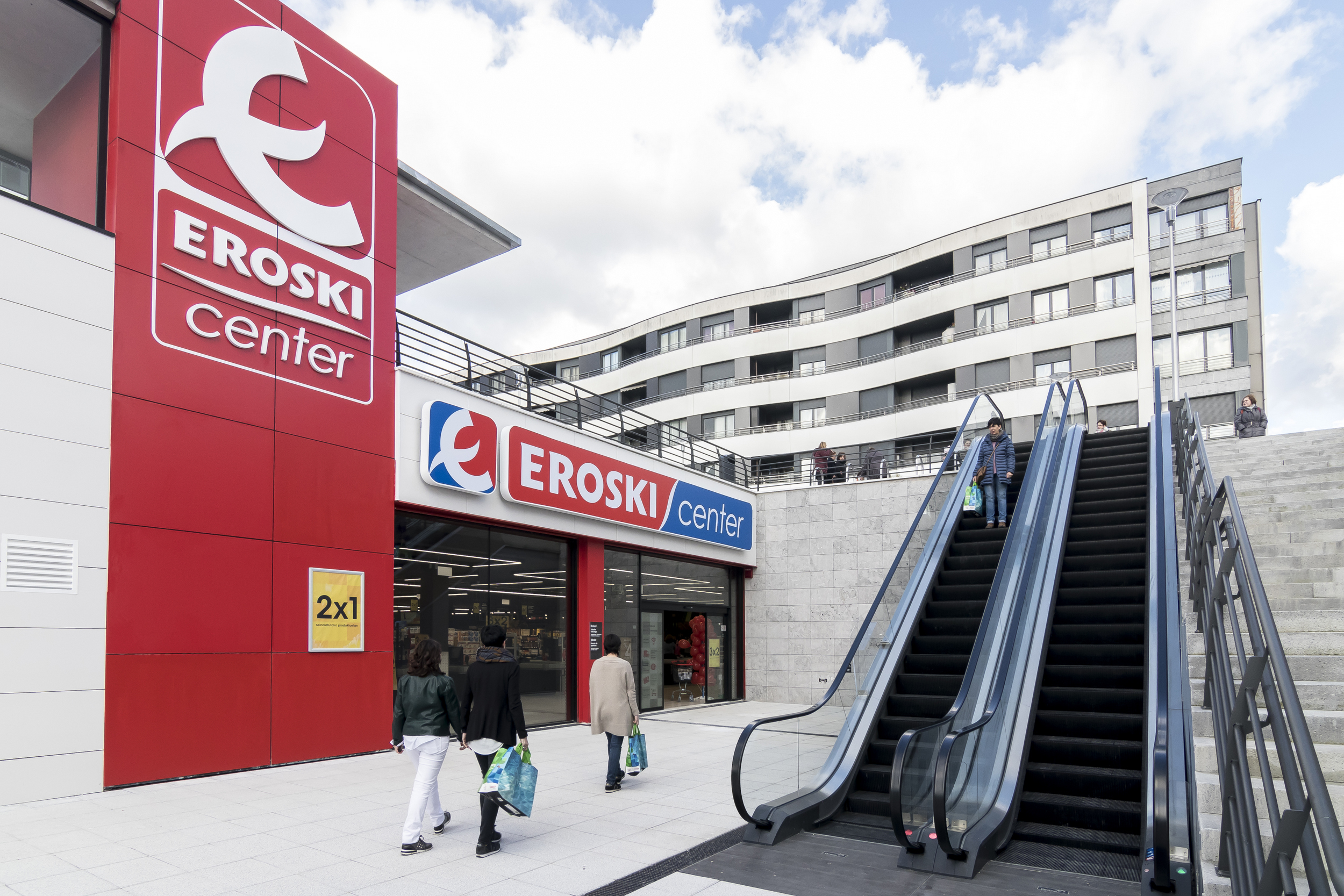 Supermercado de Eroski ubicado en la Plaza Harrobieta del barrio donostiarra de Altza