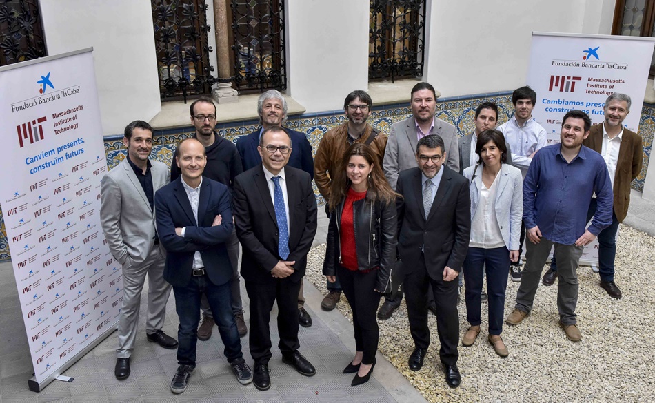 Foto de familia de los representantes de los 12 proyectos seleccionados por MIT-Spain "la Caixa".