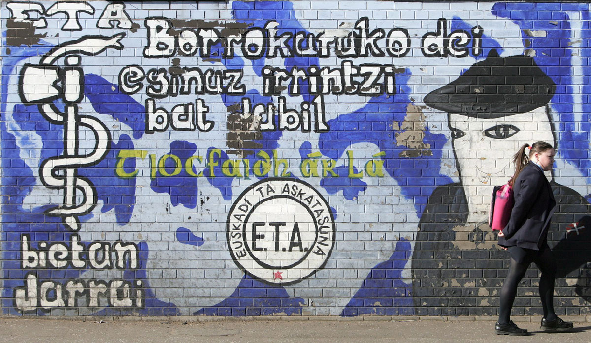 Una joven delante de un mural de ETA