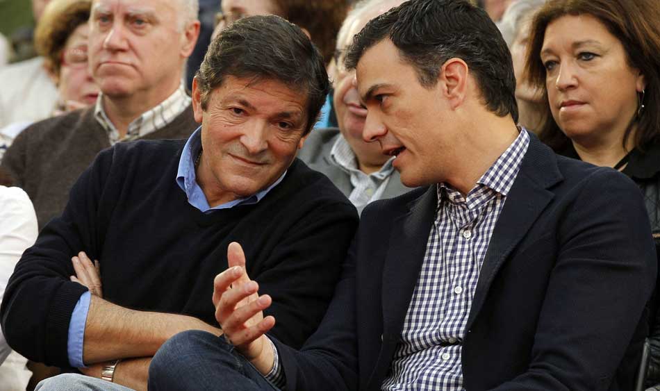 Imagen de archivo de Javier Fernández y Pedro Sánchez durante un acto del PSOE en Langreo (Asturias). 