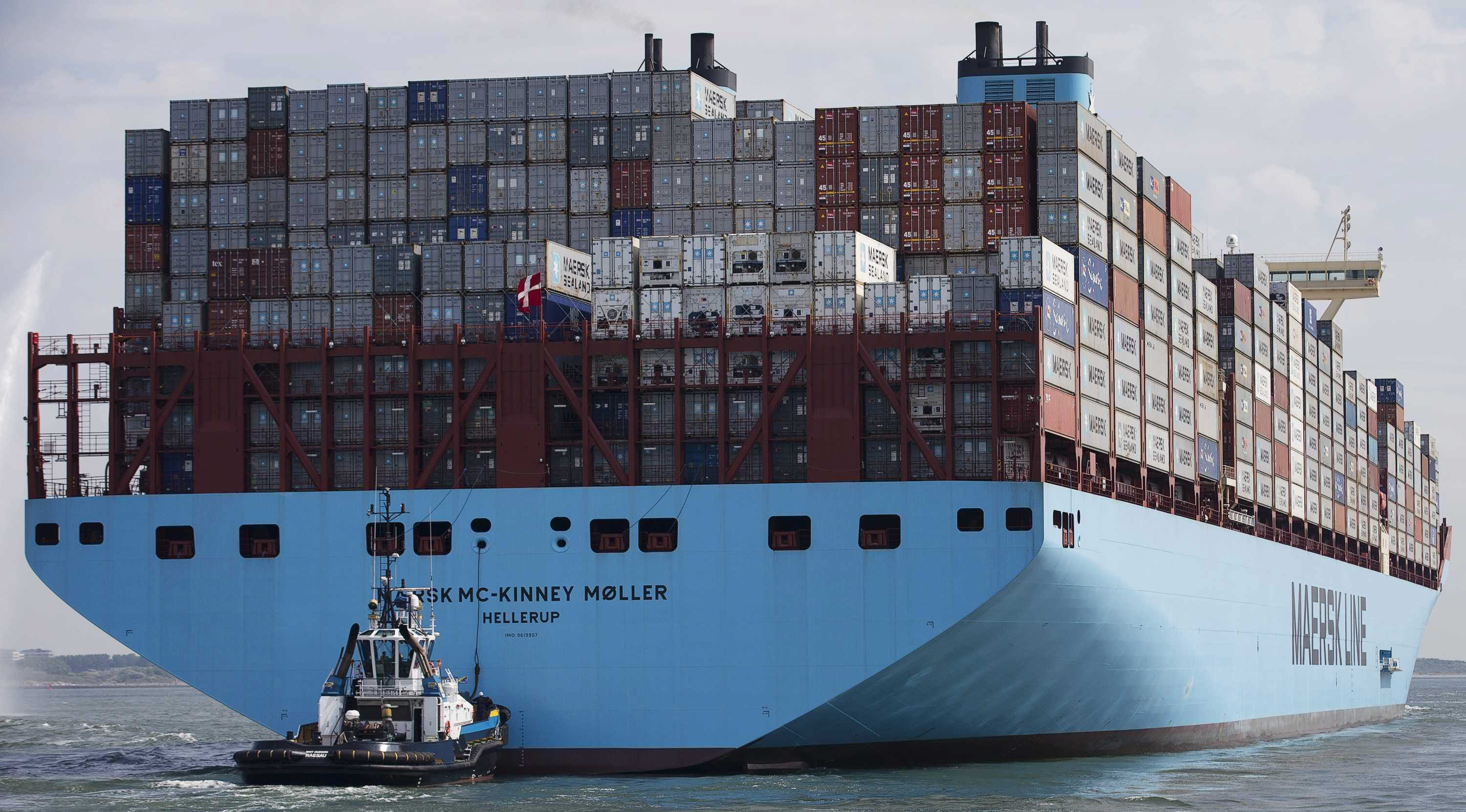  Vista del mayor buque contenedor del mundo, a su llegada al puerto de Rotterdam, Holanda