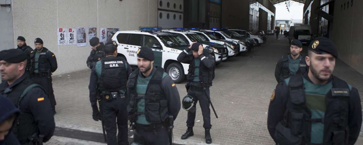 Guardias civiles en un operativo en Cataluña. Archivo