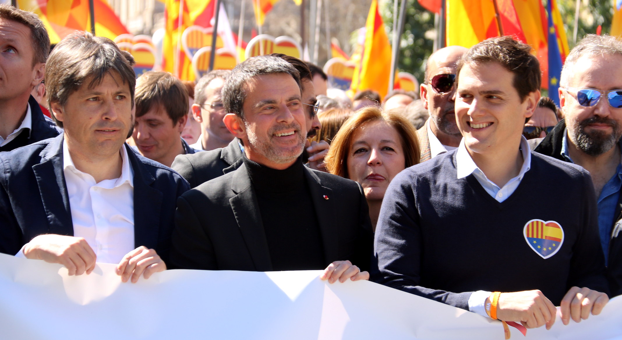 Manuel Valls, en el centro, con Albert Rivera, en una manifestación en Barcelona contra el independentismo.