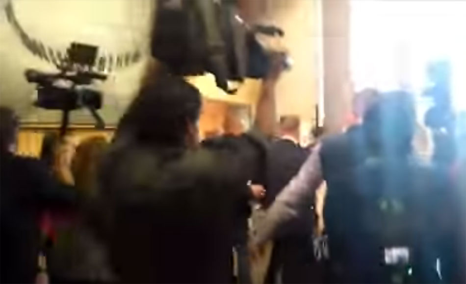 Tumulto de los periodistas con la seguridad de Cristina Cifuentes en la Asamblea de Madrid