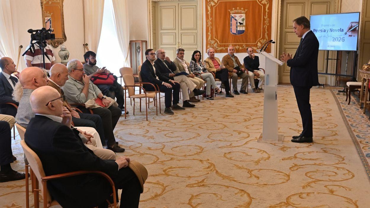 El alcalde de Salamanca hace lectura del fallo del Premio de Novela y Poesía 2026 (Foto: Ayuntamiento de Salamanca)
