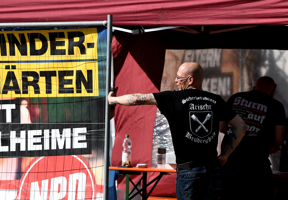 Varios participantes en el festival neonazi Escudo y Espada aguardan delante del hotel Neisseblick en Ostritz, Alemania.