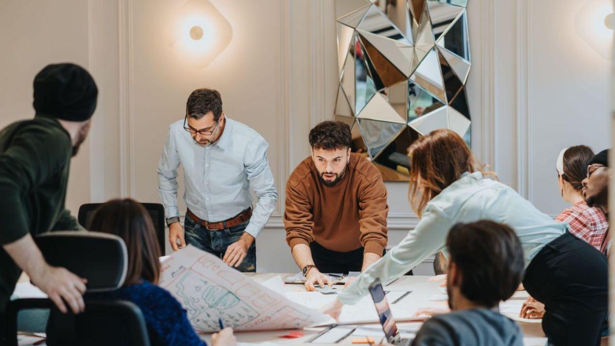 Varias personas intercambian ideas en una reunión  Foto de 123RFgorgev