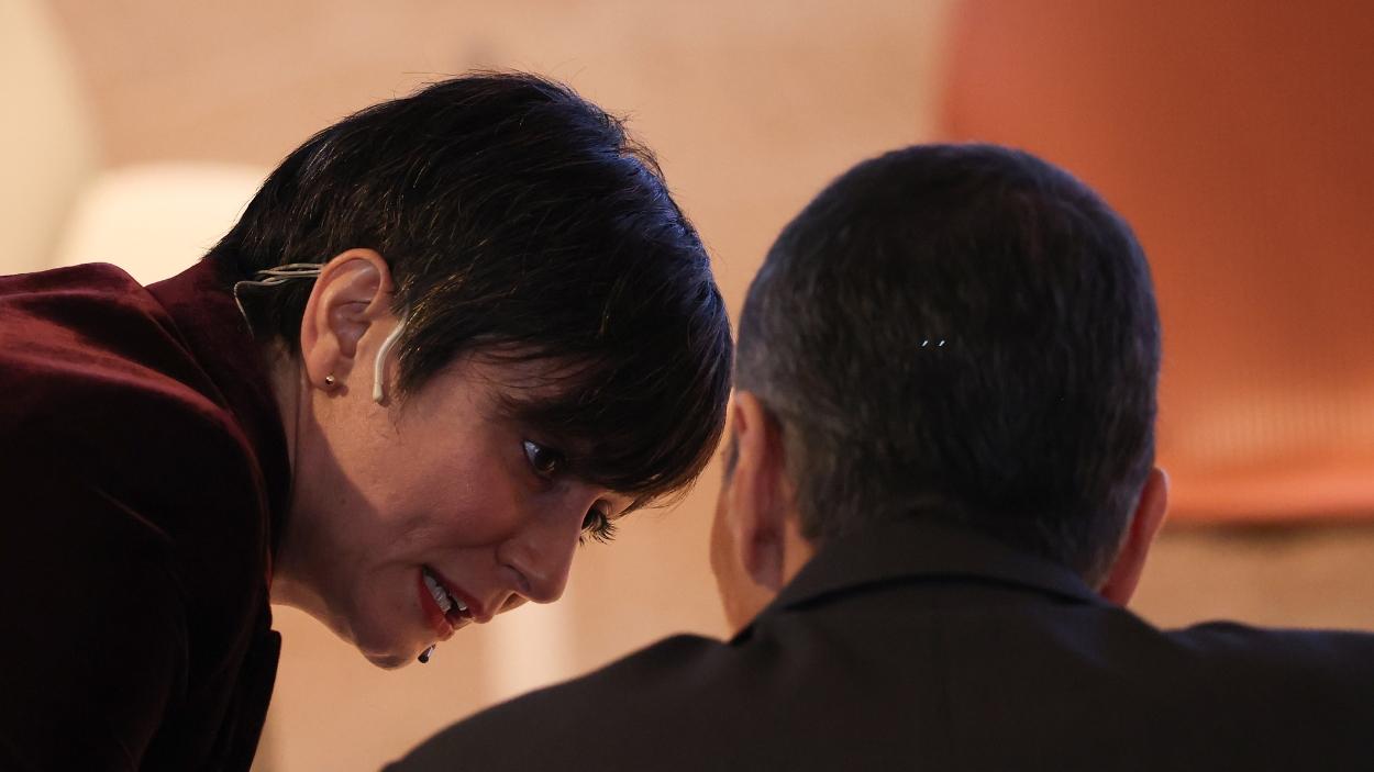 El presidente del Gobierno, Pedro Sánchez, conversa con la ministra de Vivienda y Agenda Urbana, Isabel Rodríguez, durante el acto de clausura de la presentación del nuevo fondo ‘España Crece’. EP.