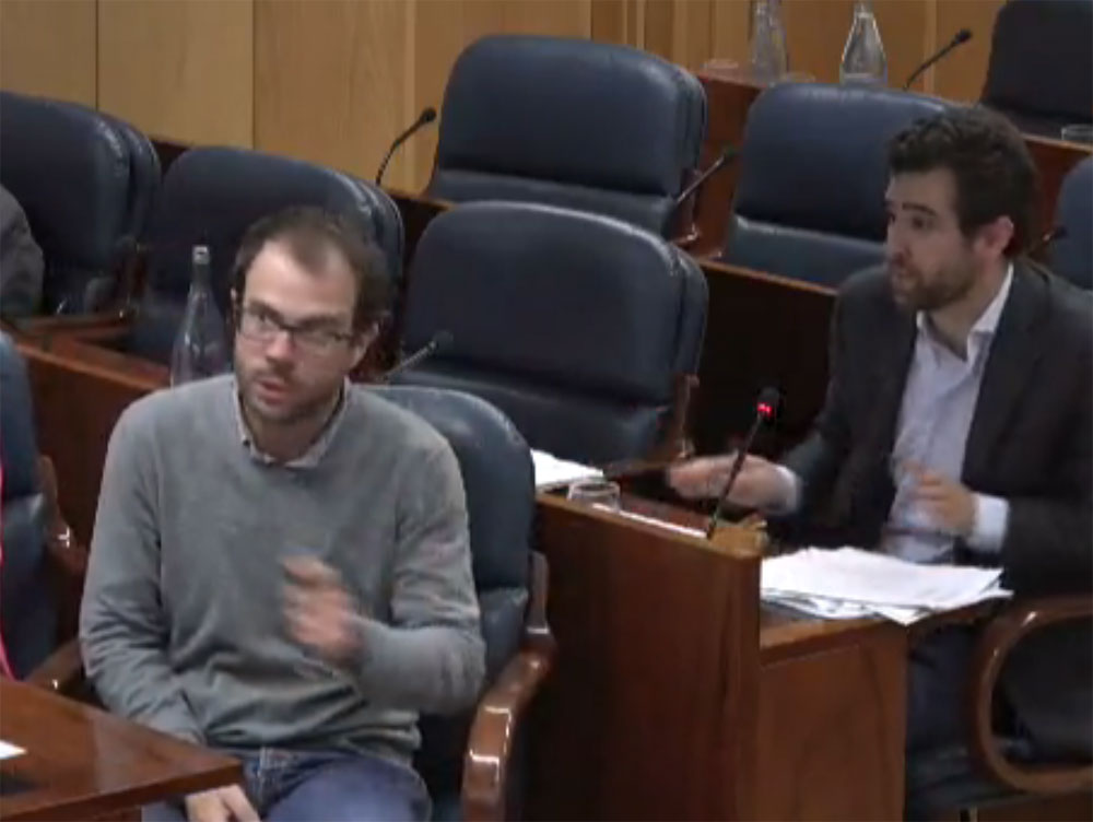 El diputado del PSOE Daniel Viondi (der.) y el de Podemos Alberto Oliver (izq.) durante su discusión en la comisión de Transporte