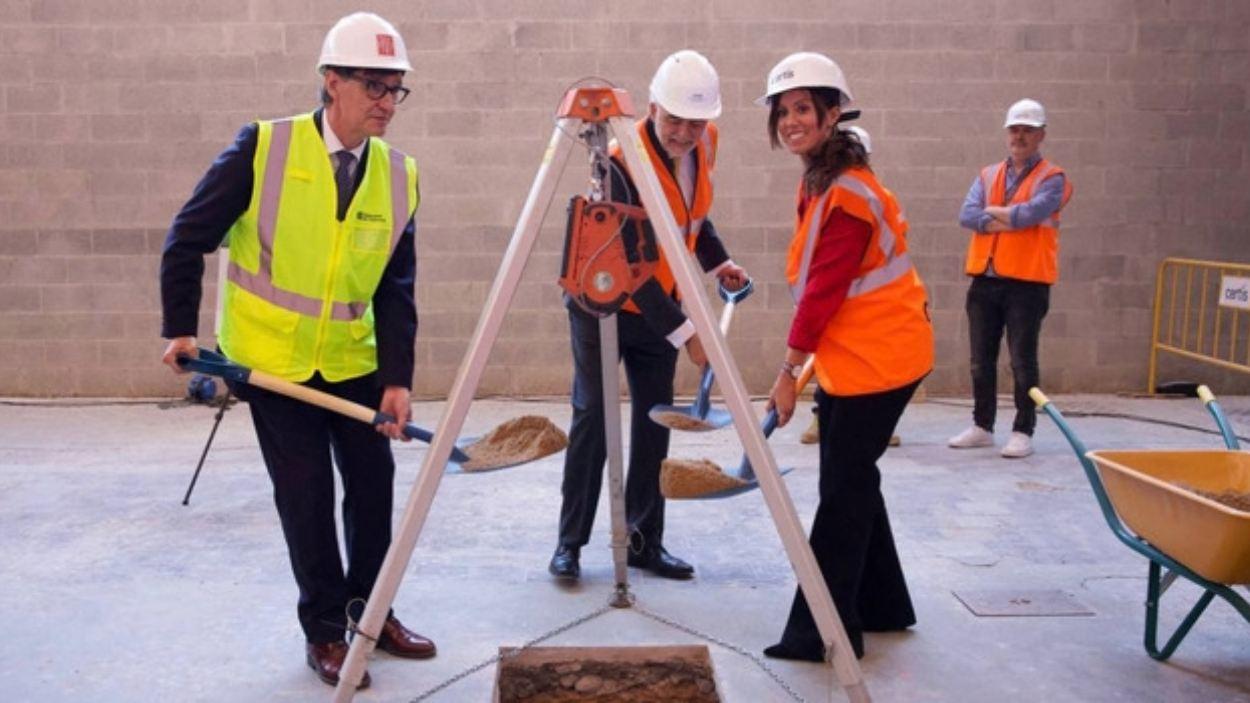 El presidente de la Generalitat, Salvador Illa; la alcaldesa de Sabadell, Marta Farrés; y el rector de la UAB, Javier Lafuente, han dado inicio a la rehabilitación del edificio de la Artèxtil de Sabadell. Ayuntamiento de Sabadell