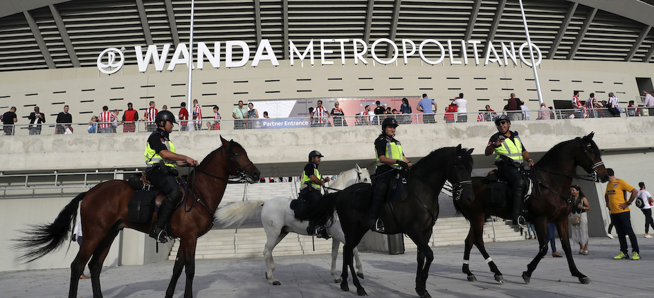 Efectivos de la policía en el exterior del estadio Wanda Metropolitano