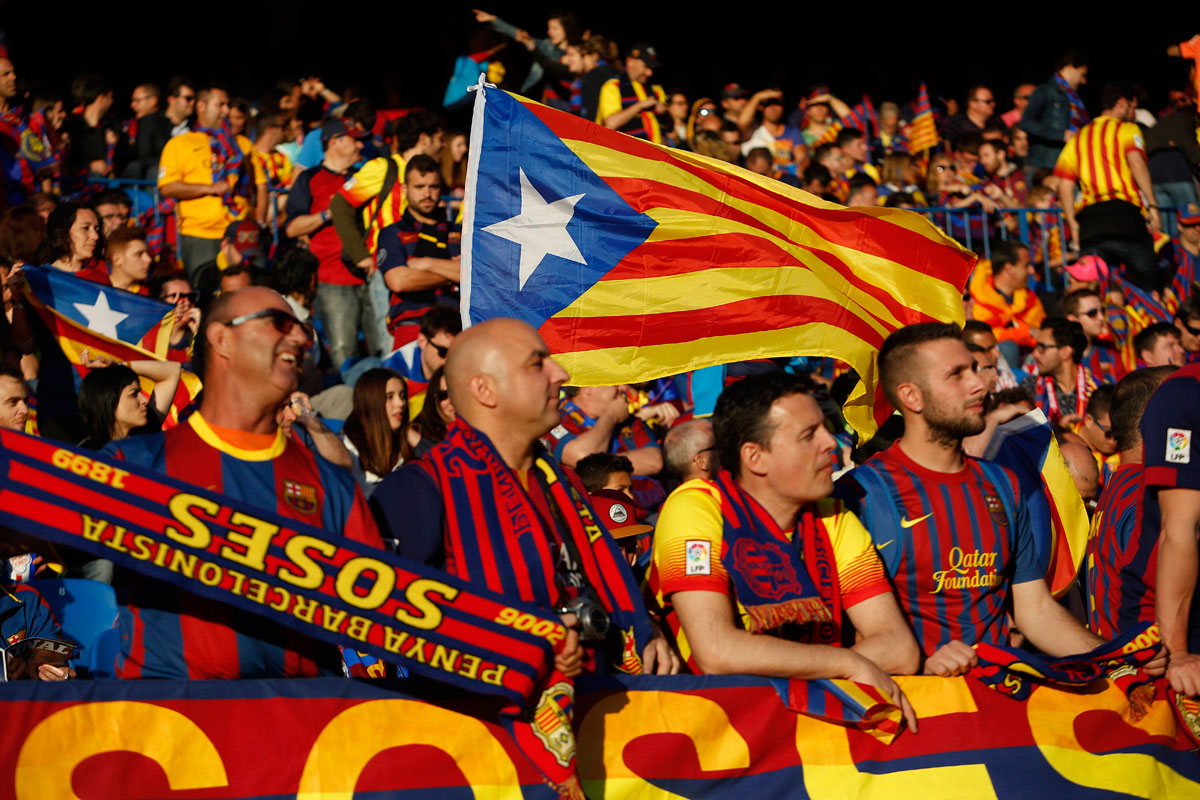 Aficionados del F.C. Barcelona con banderas independentistas