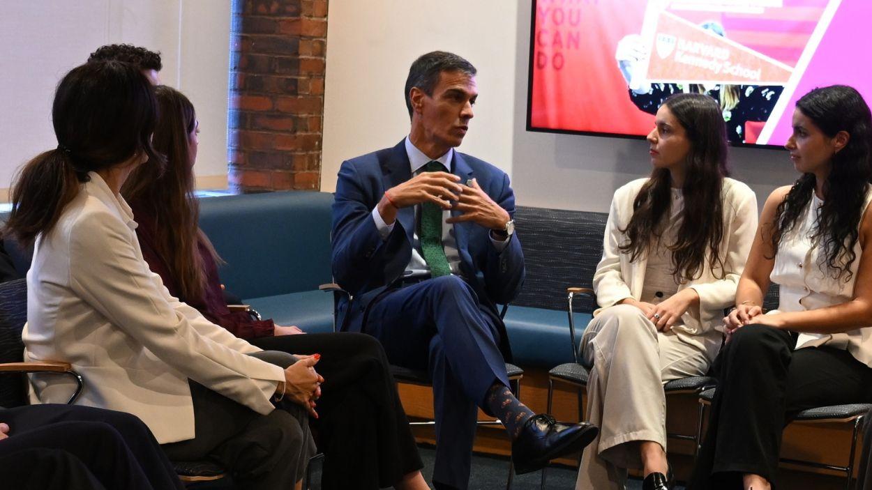 El presidente del Gobierno, Pedro Sánchez, en una charla en la Universidad de Harvard. EP