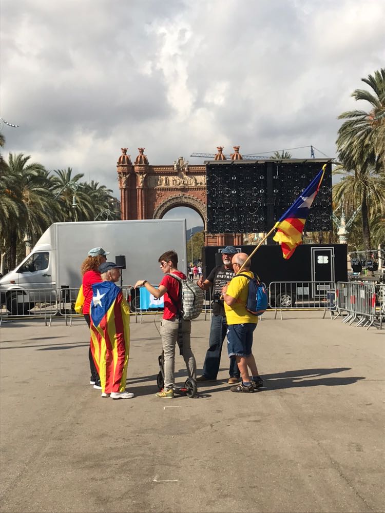 Manifestantes con esteladas en el Parque de la Ciudadela.