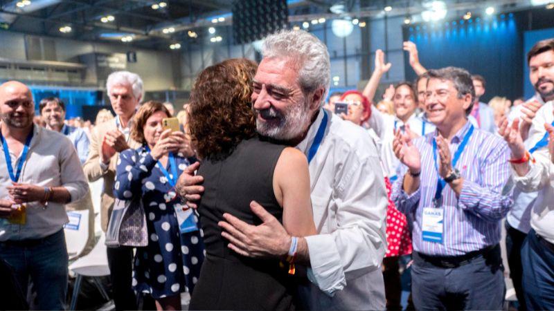 El director del Gabinete de la Presidencia de la Comunidad de Madrid, Miguel Ángel Rodríguez, abraza a la presidenta de Madrid Isabel Díaz Ayuso, durante en la primera jornada del XVII Congreso del Partido Popular de Madrid, en Feria de Madrid IFEMA, a 21 de mayo de 2022, en Madrid, (España). EP.