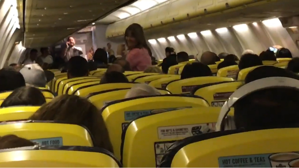 Imagen del vídeo en el que un azafato de Ryanair parodia la canción de Despacito.