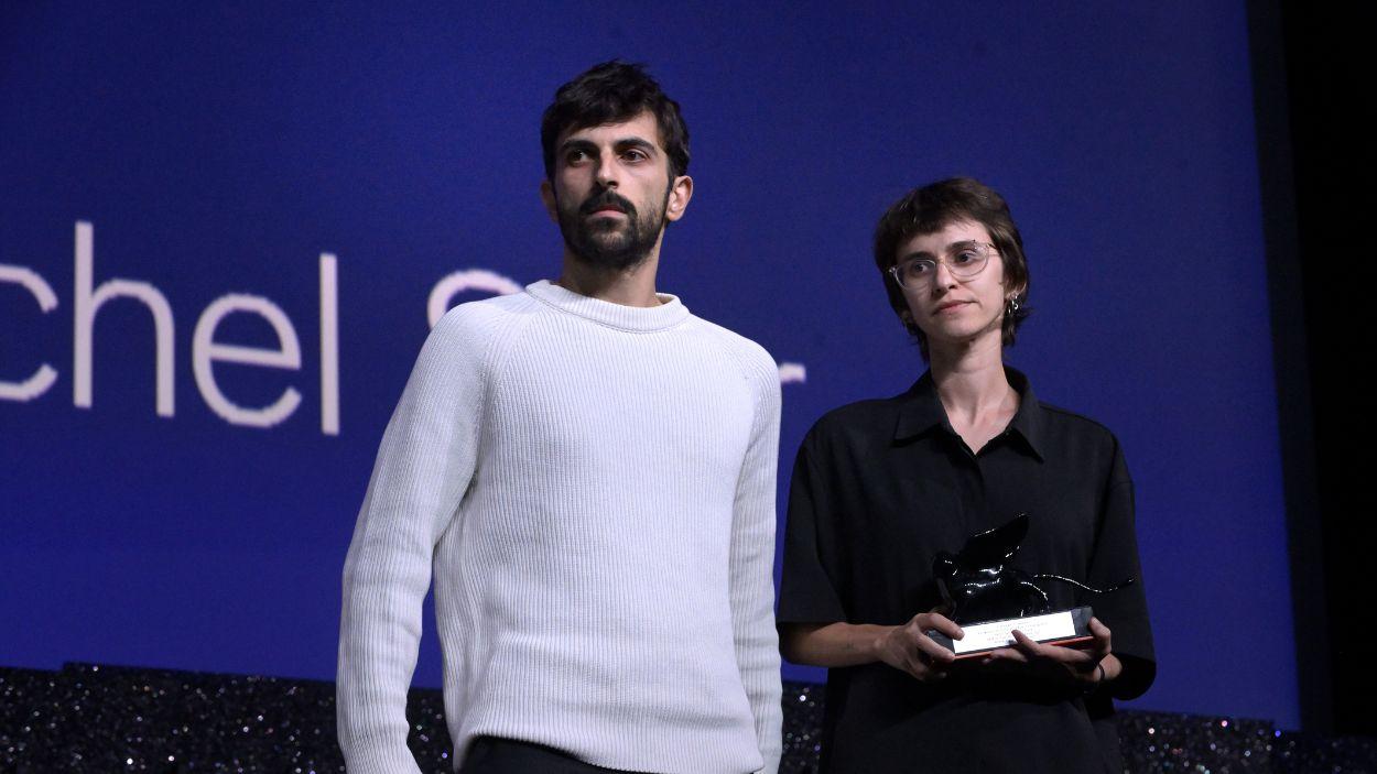 Los directores Yuval Abraham y Rachel Szor reciben el Premio Especial del Jurado por 'Naza', durante la gala de clausura del Festival Internacional de Cine de Venecia. EP