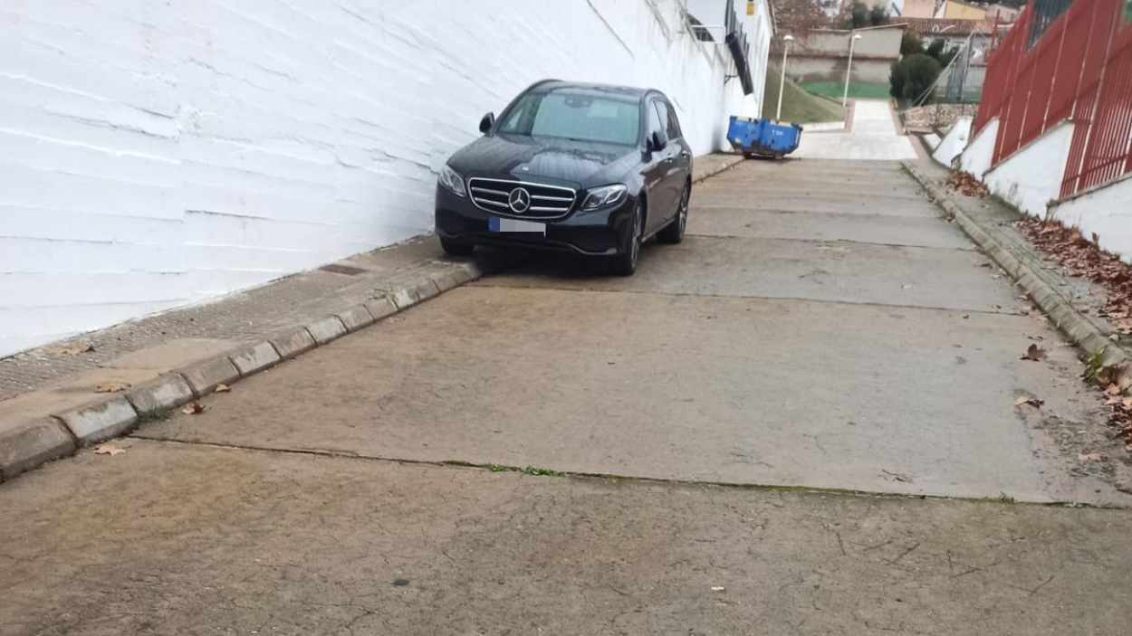 Otra imagen del vehículo del concejal del PP aparcado en las instalaciones municipales que utiliza como parking privado. EP.